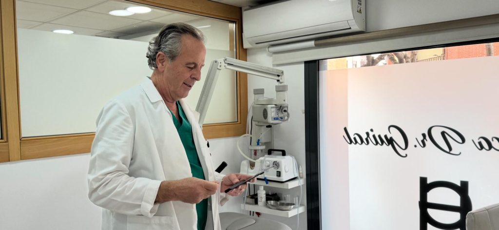 Doctor Héctor Guiral preparando instrumental en consulta de otorrinolaringología